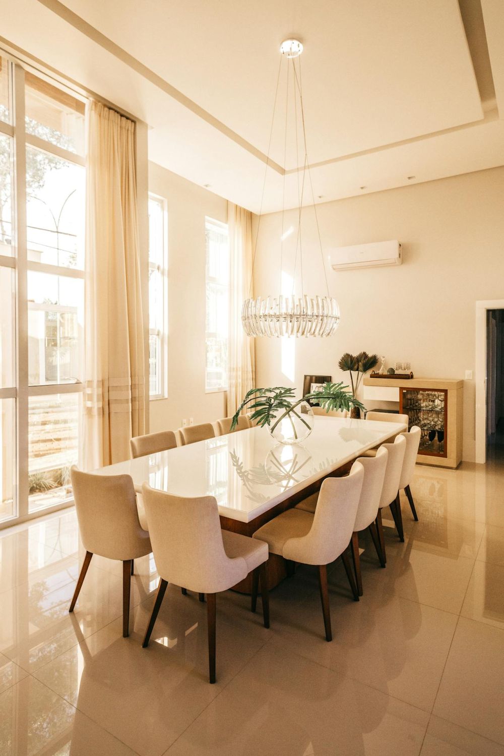 Completely organized and perfect dining room.