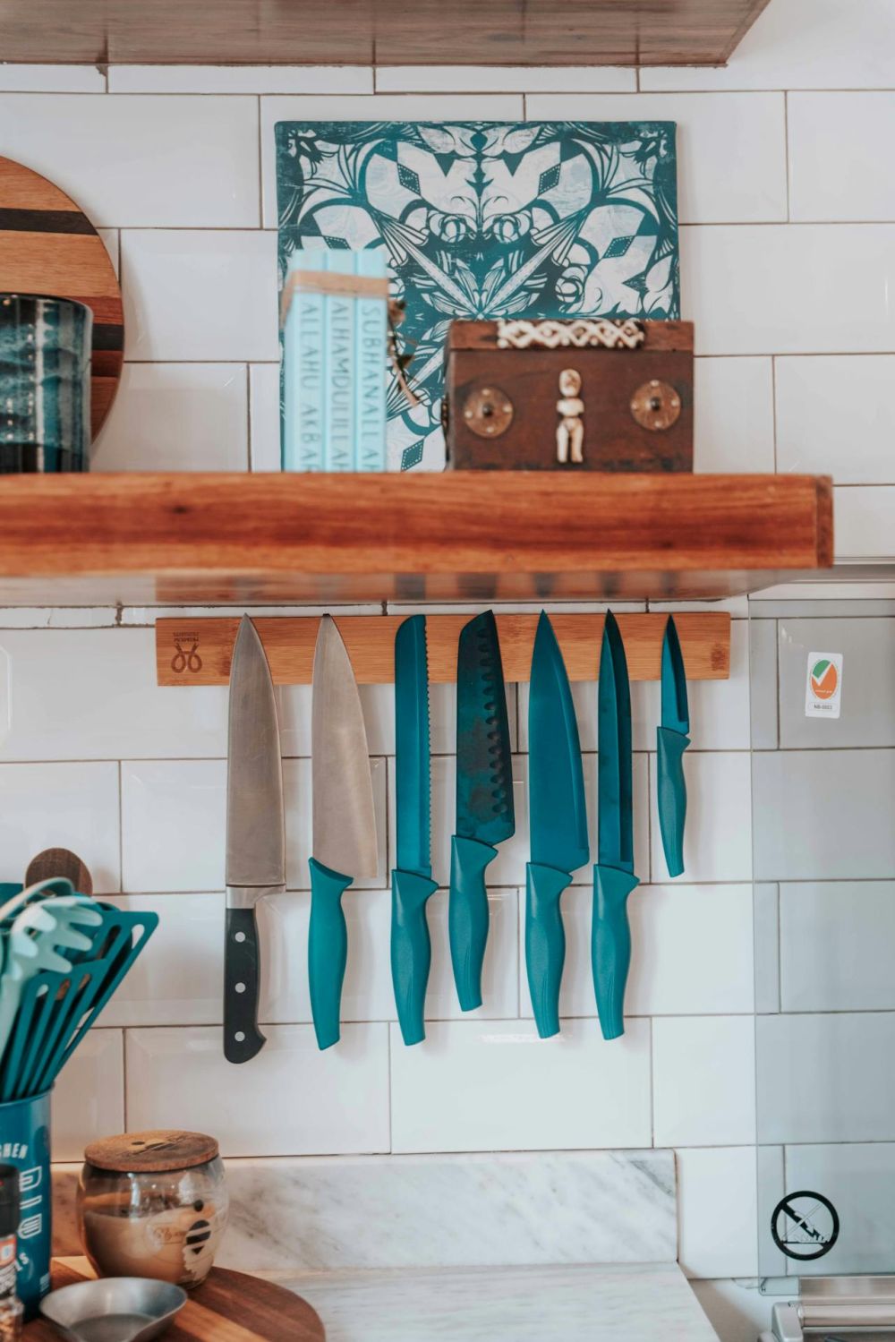 Kitchen knives should not be cleaned in the dishwasher.