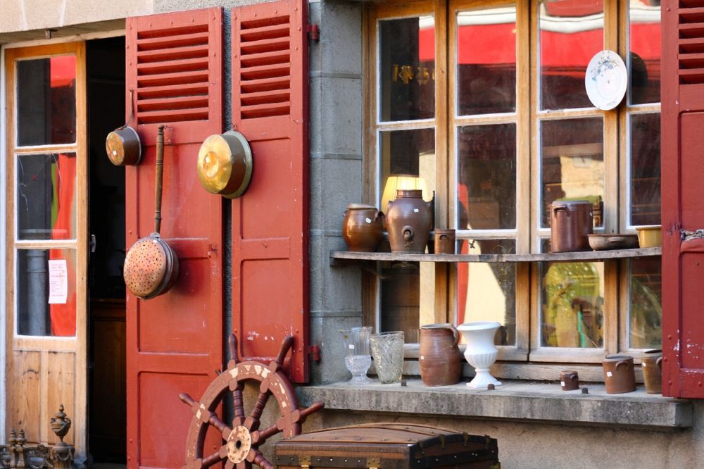 Hanging copper cookware in the kitchen.