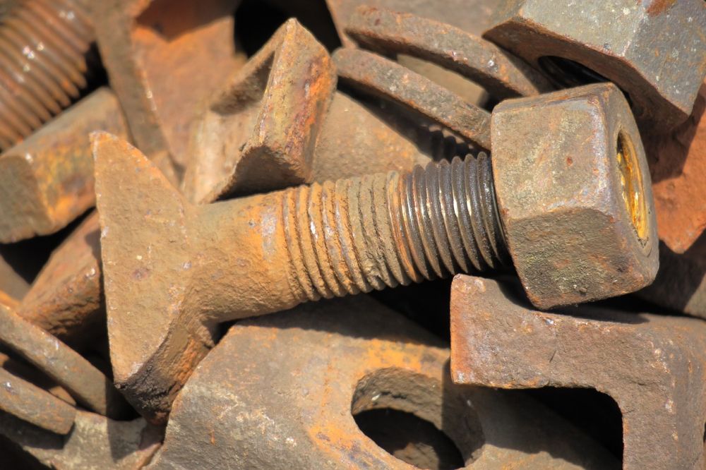 Get rid of rust from the bolt using beer.