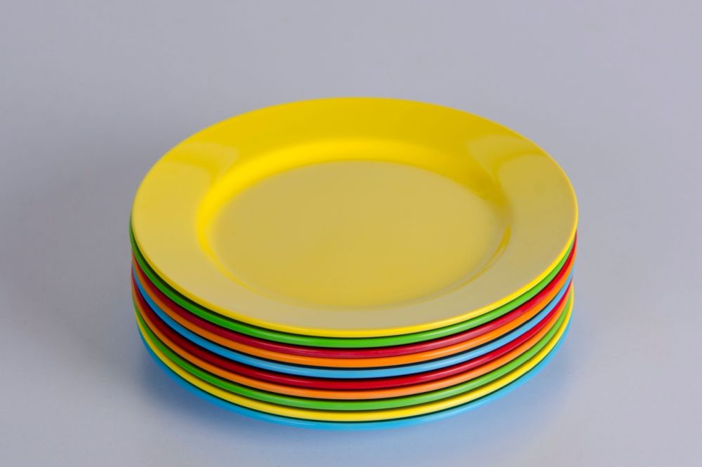 Plasticware breakfast plates are easily manageable.