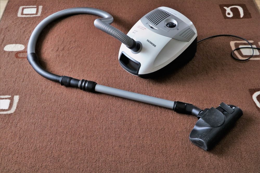 A portable vacuum cleaner for cleaning carpet.