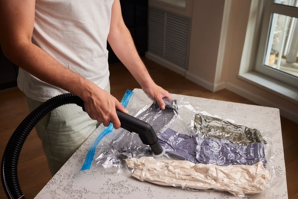 Using vacuum-sealed bags for storing out-of-season clothing is a perfect way to save space. This method helps protect your garments while maximizing storage efficiency.