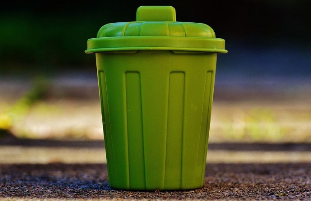 A neat and covered trash can for your home.
